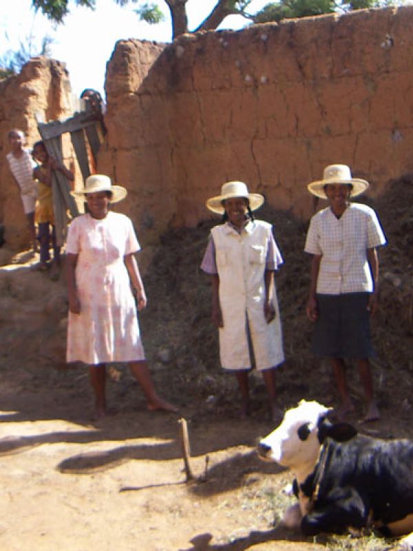 5. Systrarna på sin gård. De fjäderlätta hattarna och väskorna bidrar på ett utmärkt sätt till självhushållningsekonomin. 