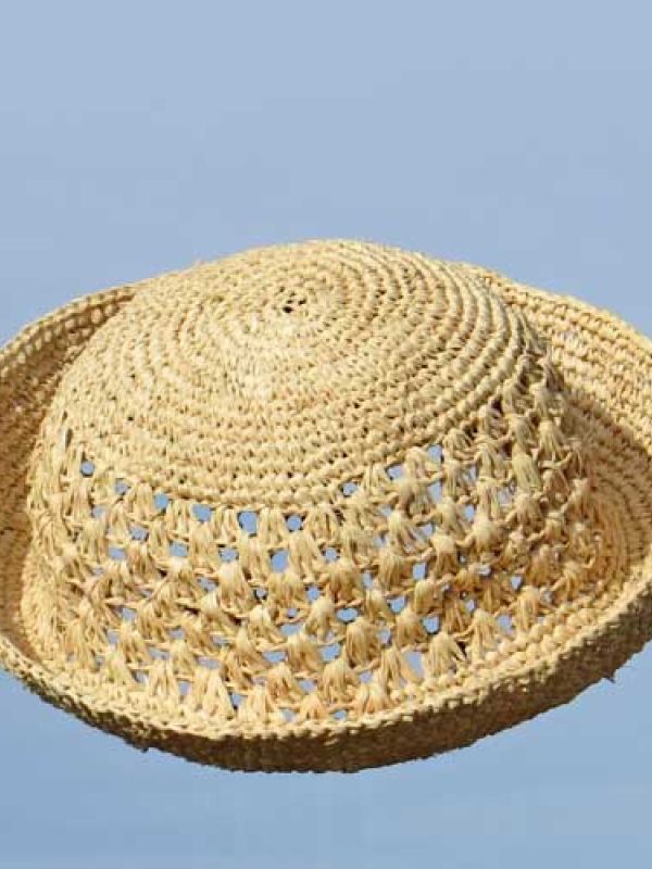 6. Hatten virkad av raffia är mjuk och flexibel. Brättet är lätt att forma och hatten lätt att packa ned i väskan. 