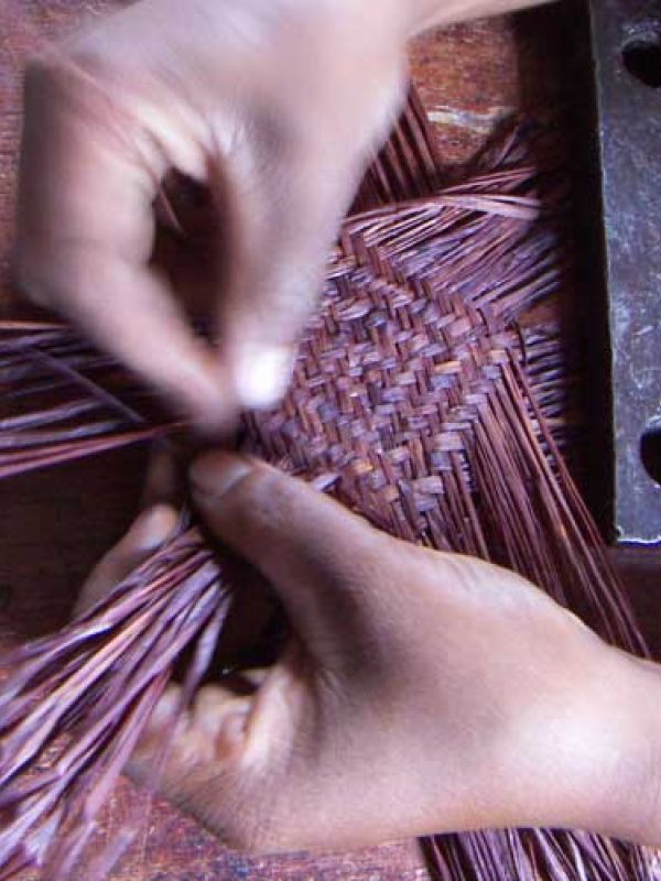 2. The plaiting begins with the middle of the hat-crown. 