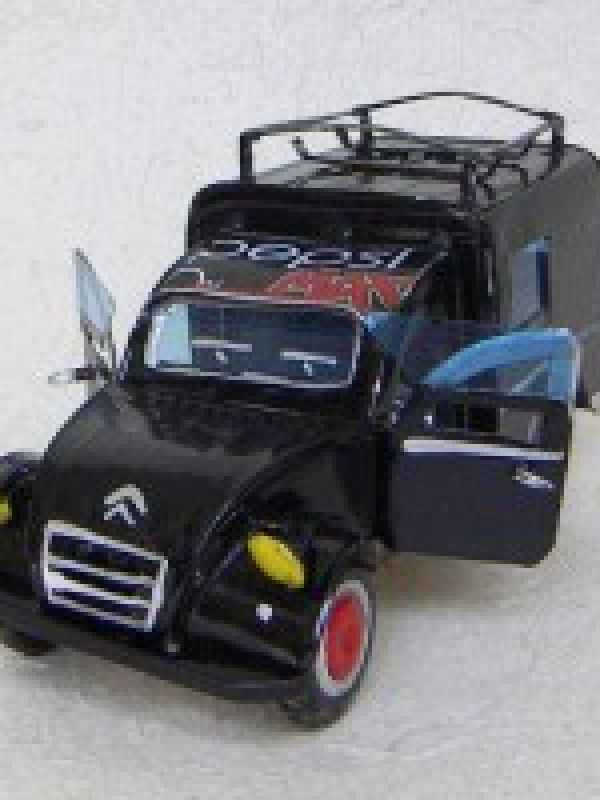 14. Citroën 3CV van. The 2 doors to the driver's cab and the 2 doors to the storage can be opened. Also the engine bonnet can be opened.  Click below to find it in La Maison Afrique FAIR TRADE assortment. 