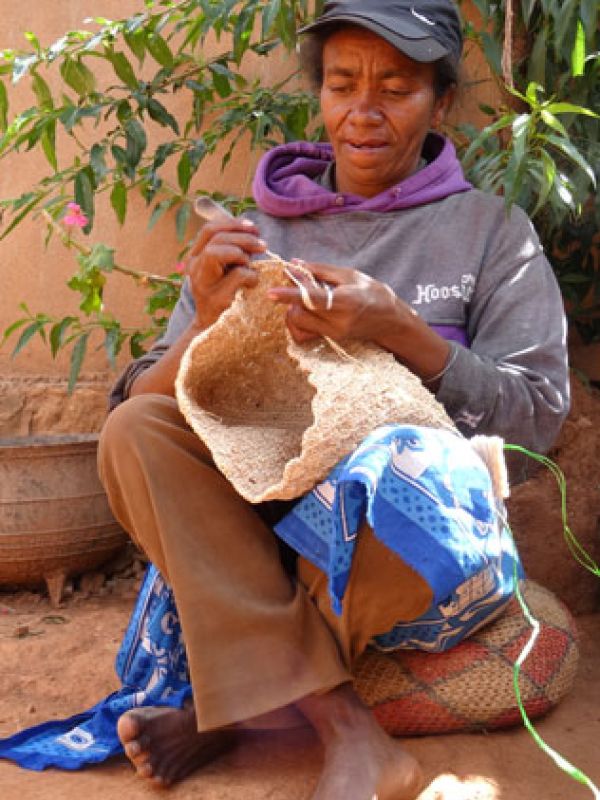 2 Madame Denise bor i en by på den Madagaskiska landsbygden. Hon är en av de kvinnor där som får stöd av La Maison Afrique FAIR TRADE. Deras hattar och väskor finns i La Maison Afrique FAIR TRADE sortiment sedan 90-talet. 